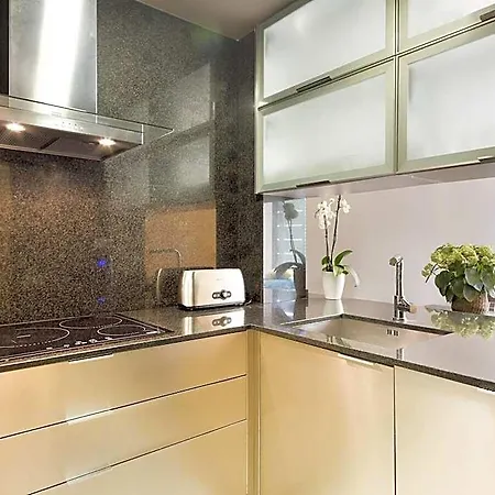 호텔 Apartment: Rooftop Pool Access