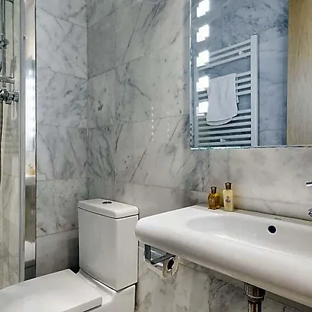 호텔 Apartment: Rooftop Pool Access 4*